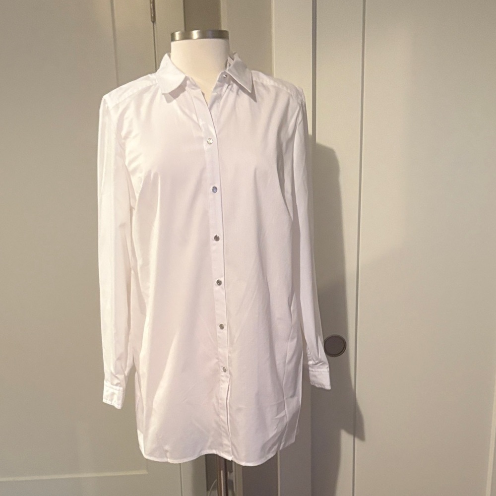 Classic White women’s tunic button up Shirt. NWT